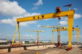 Grúas pórtico móviles amarillas con el logotipo de H&W