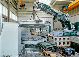 Eingeschränkter Zugang und schwere Lasten in einer geschäftigen Fabrik sind genau das, was sich der HS 850 zutraut.