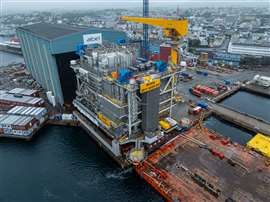 Içamento pesado - a estrutura finalizada é transferida para uma balsa de transporte de superfície Classe 1.