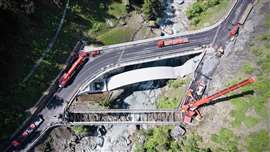 Vue aérienne de grues rouges Autovictor soulevant un vieux pont Bailey