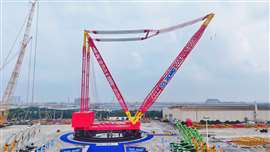 Grúa anular superpesada de color rojo y azul, fabricada por XCMG para Sinopec en China.