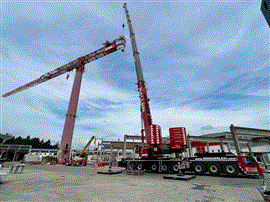 O guindaste Liebherr LTM 1450-8.1 de 450 toneladas da Kran Saller erguendo a primeira unidade do novo guindaste de torre flat top MDT 1609 da Potain.
