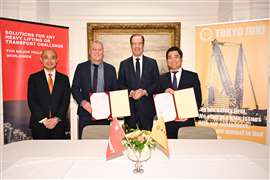 Cuatro dignatarios firmando el memorando de entendimiento en la embajada holandesa en Japón.