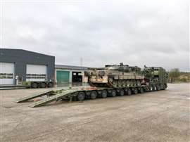 Broshuis HET à huit essieux chargé d'un char de combat principal Leopard