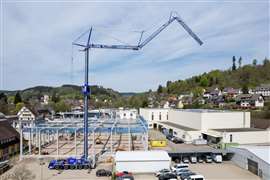 Abrindo a vela de proa no guindaste Liebherr MK 120-5-1E azul da MSG Krandienst.