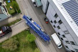 Mesmo com cinco eixos, o Liebherr MK 120 tem a manobrabilidade necessária para entrar em locais de trabalho apertados.