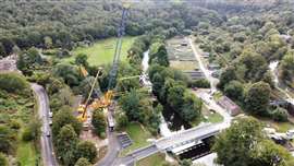 Remoção da ponte desativada em Derbyshire, Reino Unido