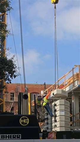 Des techniciens de Finnco travaillent sur une grue à montage rapide Liebherr à Los Angeles.