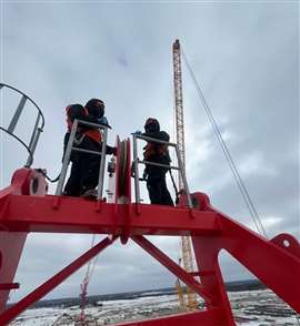 Des techniciens de Finnco au sommet d'une grue à tour à flèche relevable Wolff 700 B