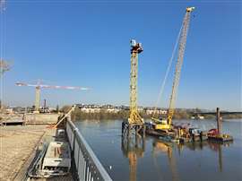 Grues UPotain d'Uperio sur l'eau
