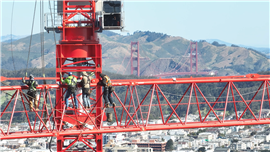 One WOLFF crane assembles the other and will later dismantle it as well. In California, such a dismantling operation is permitted only under the strictest regulations and is considered highly unusual, requiring years of advance planning and regulatory approval. Photo: Wolffkran