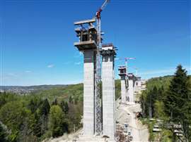 Gru a torre Terex a braccio piatto impegnate nella costruzione di un tratto sopraelevato di una nuova strada in Polonia.