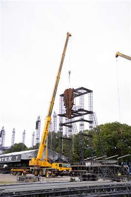 Lifting the Bullhead into place at the Wacken festival
