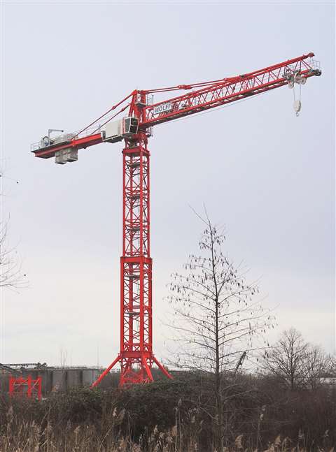 With a 30 metre  boom, this is the  shortest version  of the Wolff  8076 Compact,  providing a tip load of  37.4 tonnes