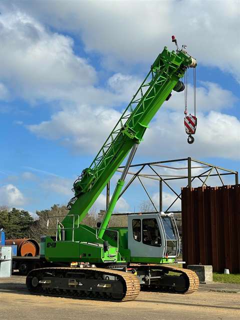 A telescopic crawler crane