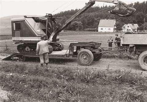 Early specialized trailer with rear loading ramps.
