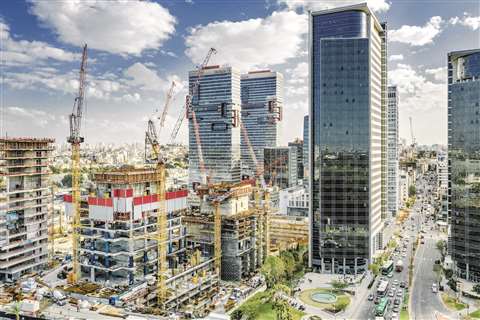 Several 190 HC-L 8/16 of Liebherr were used for the construction of the three-tower LYFE business complex in the Bnei Brak industrial zone in Israel.