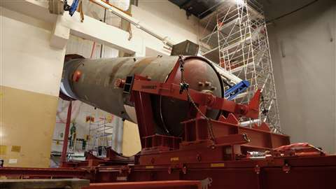 Large vessel coming down to horizontal with a red tailing frame