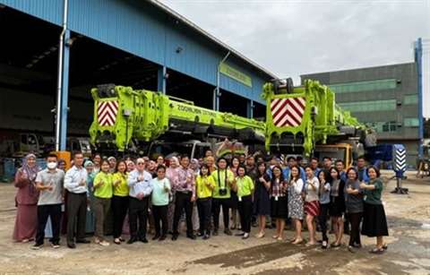 zoomlion green crane with crowd of people in front