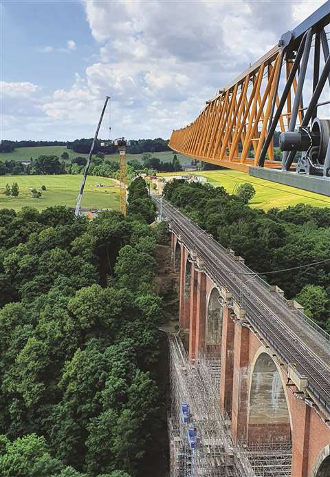 The view from the first tower crane of the second 340 EC-B 16 being set up gives an idea of the dimensions of the historical bridge