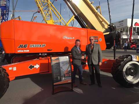 Frank nerenhausen, president of jlg shakes hands with brett fleming, ceo of eazi group.