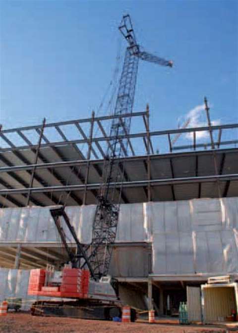 Carolina Steel & Stone Co. used its 150 ton capacity Link-Belt 238HYLAB5 in the luffer boom conf