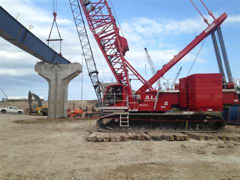 The MLC300 has the variable positioning counterweight (VPC) and has been configured with 47.8 metres