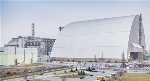 The arch moving towards the reactor building