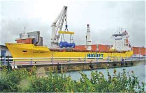 BigLift's MV Happy River discharges the first heavy lift cargo to arrive, the gas turbine weighing 3