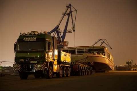 The InterCombi Scheuerle transports the hull from Dresden to Markkleeberg.