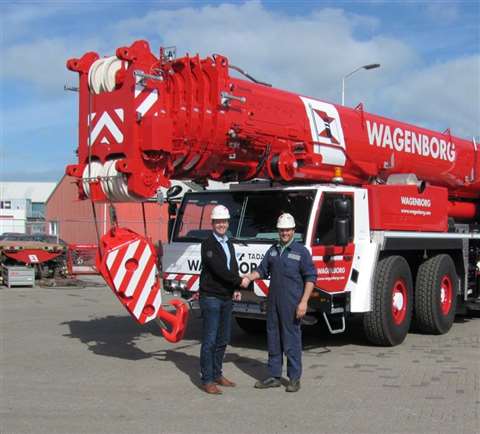 Mark Lamminga, business unit manager at Wagenborg hands the key of the new ATF 400G-6 to crane drive