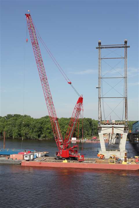 Barge mounted mlc300 brings enhanced stability to illinois bridge replacement 3