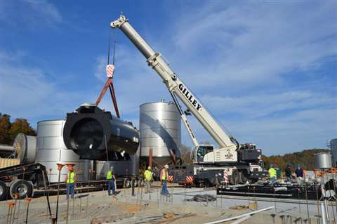 The 5800 lifts one of the 45 tonne boilers 
