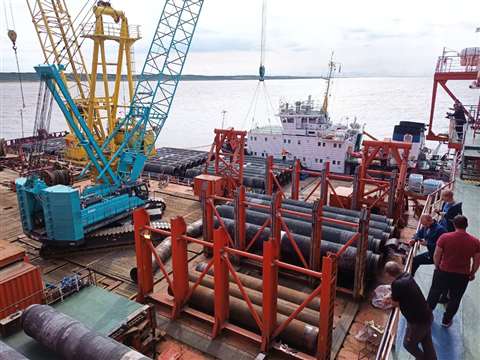 One of the two Kobelco CKS 2500 crawlers in manufacturer turquiose colour lifting pipe in the Arctic for MRTS