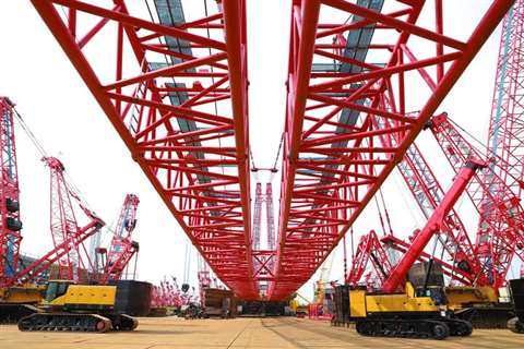 The double booms of the SCC40000A prior to their raising in preparation for the final test lifts